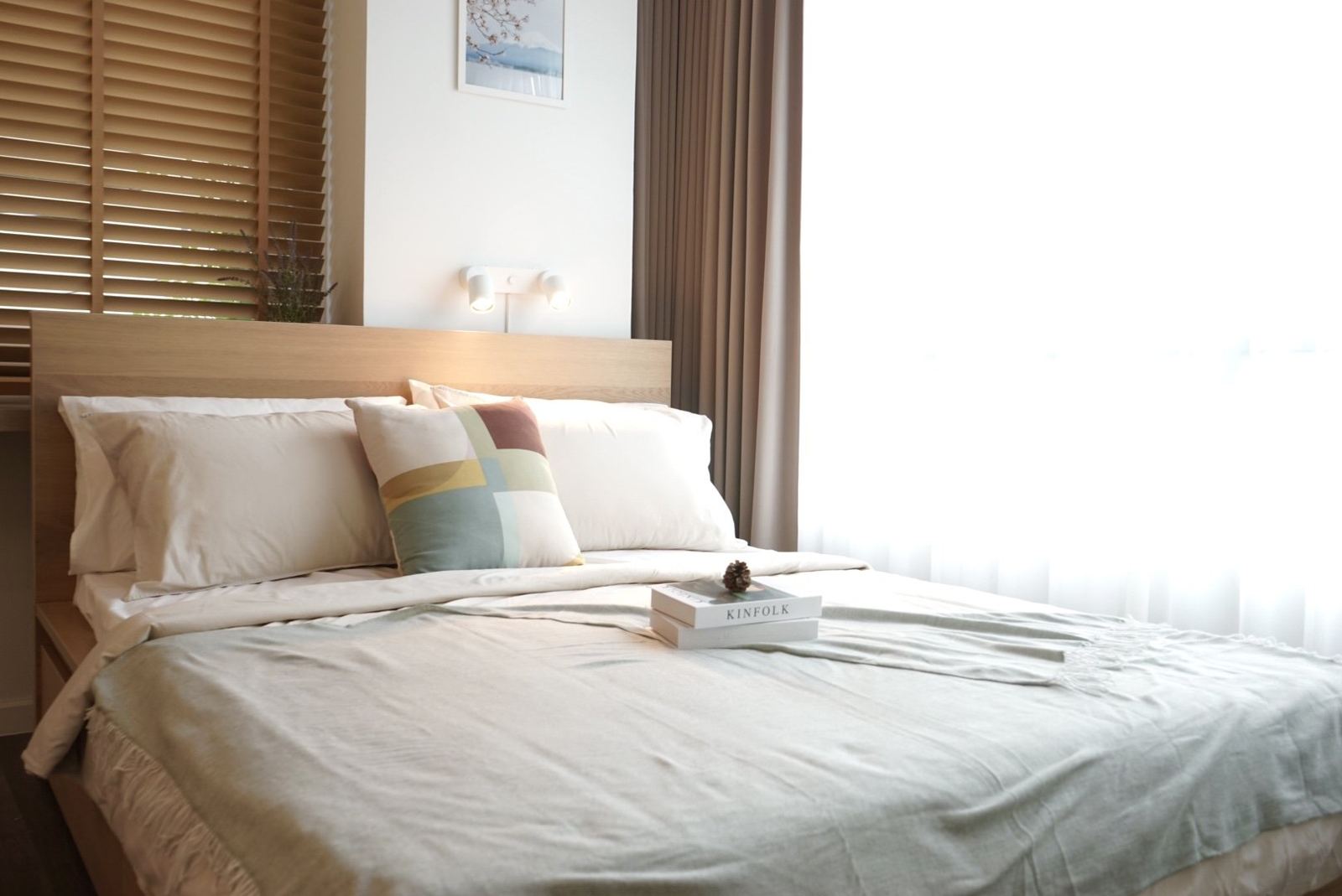 มุมอ่านหนังสือข้างเตียง - ผลงานตกแต่งคอนโดโดย RAPH Studio