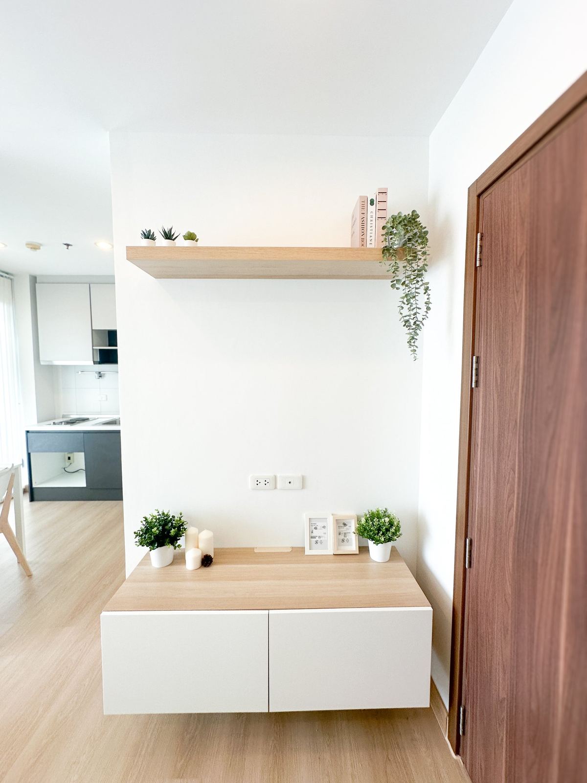ที่เก็บของหน้าประตู - ผลงานตกแต่งคอนโดโดย RAPH Studio