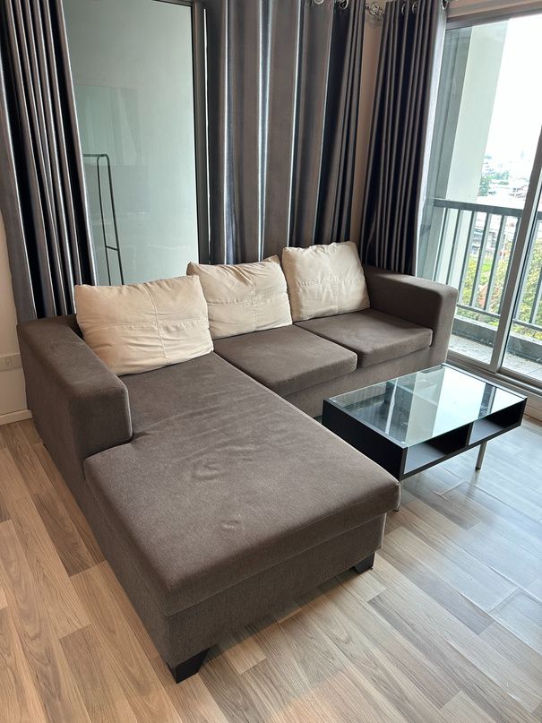 Living room before the renovation contract