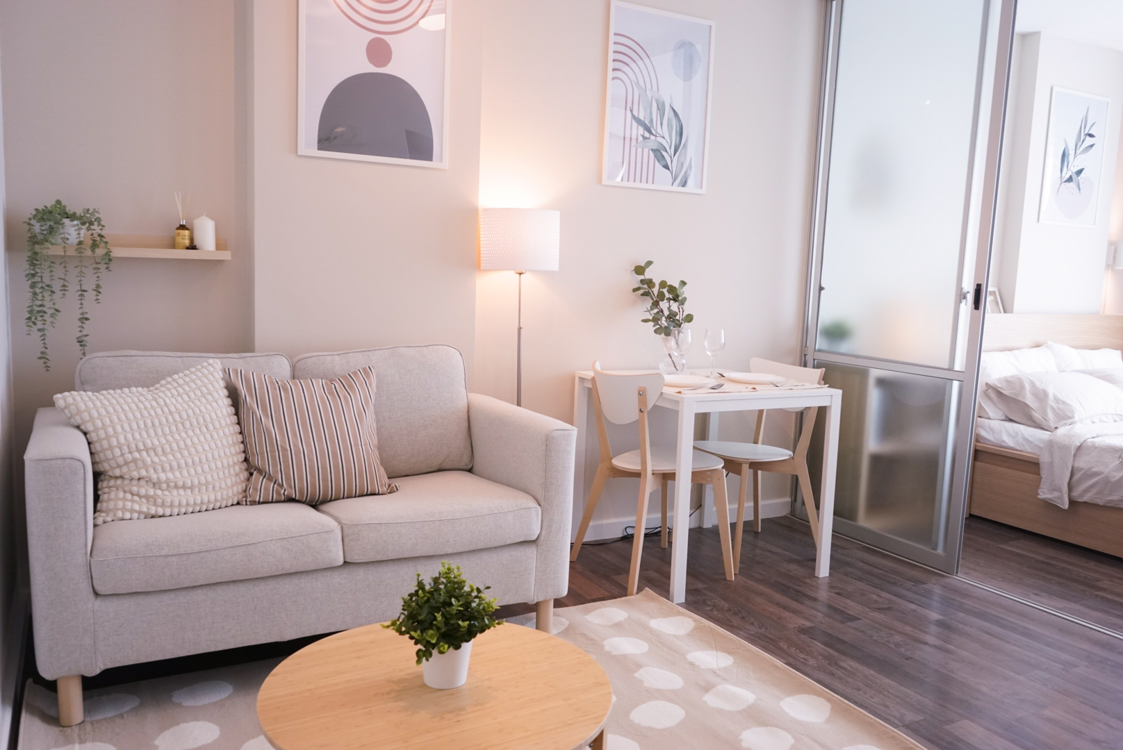 ห้องนั่งเล่นคอนโดสไตล์ Minimal Japandi รีโนเวทใหม่ โดย Raph Studio